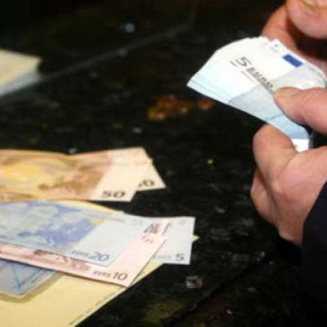 Η «συντριβή» των μισθών - Τα αποκαλυπτικά στοιχεία