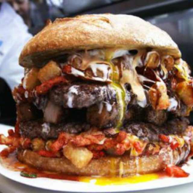 Αυτό είναι το μεγαλύτερο burger του κόσμου 