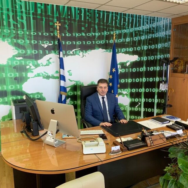 Ο επικεφαλής της Διεύθυνσης Ηλεκτρονικού Εγκλήματος εξηγεί πώς να προστατεύσετε τα παιδιά από τους κινδύνους στο Διαδίκτυο