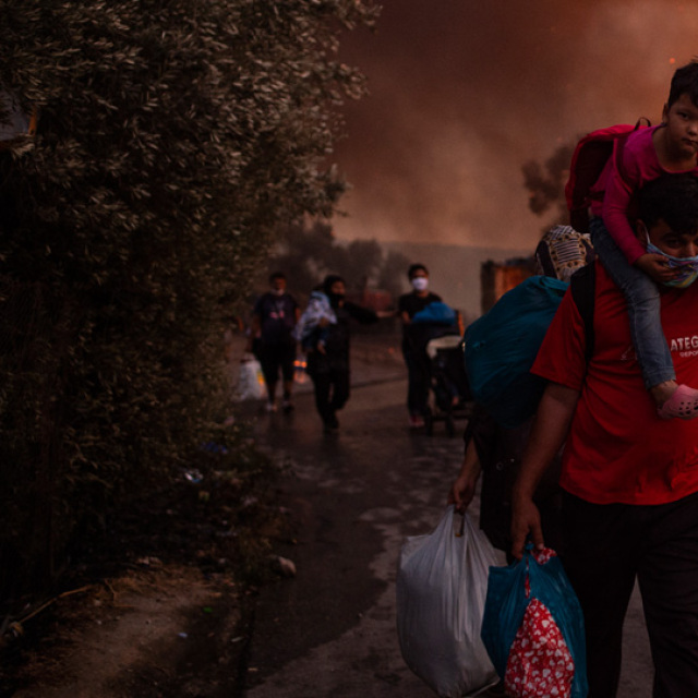 Υπό έλεγχο οι εστίες φωτιάς στη Μόρια - Κάηκε ό,τι είχε απομείνει - Δείτε βίντεο