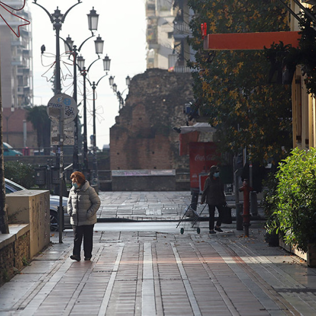 Lockdown: Ημέρα αποφάσεων για μέτρα σε Αχαΐα, Θεσσαλονίκη, Κοζάνη και εμβόλιο AstraZeneca