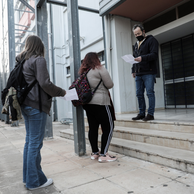 Πρεμιέρα με το δεξί για τα Λύκεια: Μεγάλη προσέλευση και μόλις 613 κρούσματα 