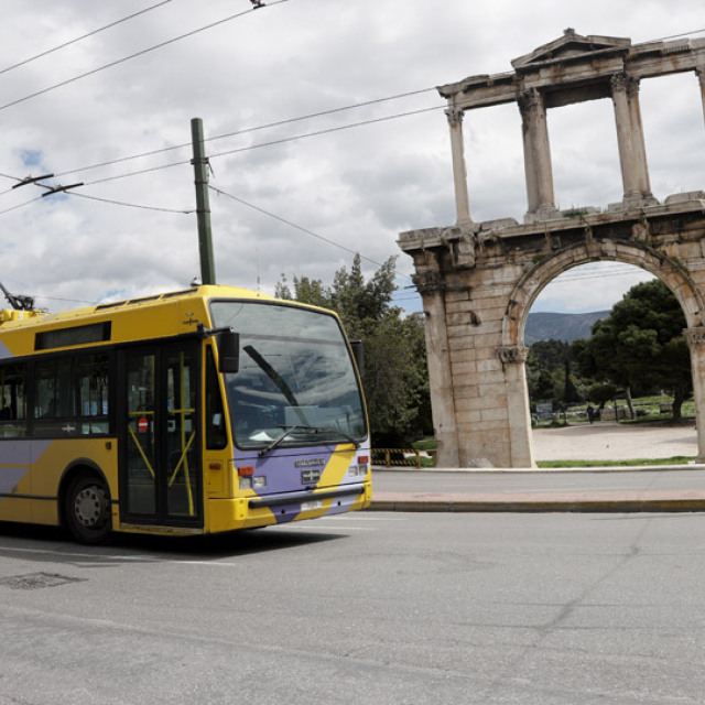 Απεργία: Δείτε ποιοι συμμετέχουν και πώς θα κινηθούν τα μέσα μεταφοράς – Κανονικά οι Πανελλαδικές