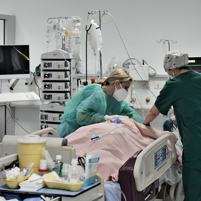 Αμείλικτο το τέταρτο κύμα: Με σχεδόν 200.000 κρούσματα και πάνω από 2.200 θανάτους «κλείνει» ο Νοέμβριος
