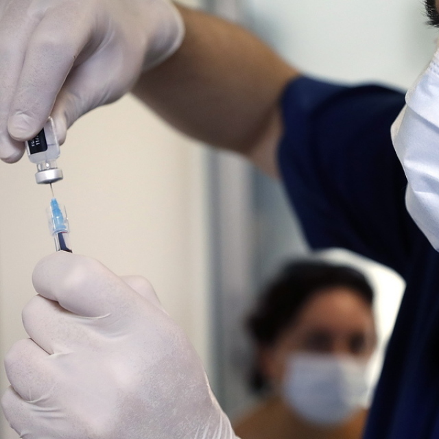 Nέα έκκληση του ΕΜΑ για εμβολιασμό προκειμένου να αποτραπεί ένα «τέταρτο κύμα»