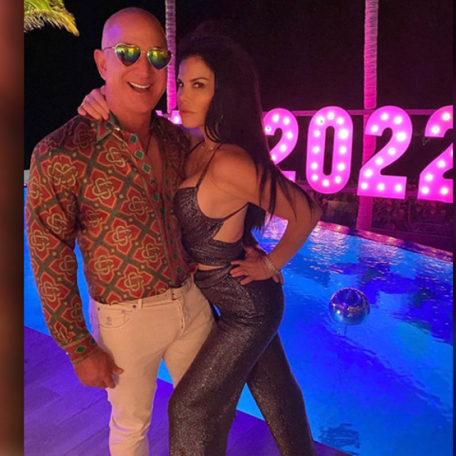 Τζεφ Μπέζος: Τρελή καζούρα στο Twitter για το disco look του με κολλητό πουκάμισο και γυαλί καρδούλα!