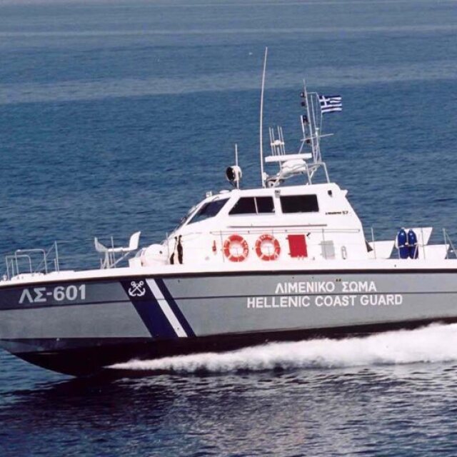 Κινηματογραφική καταδίωξη σκάφους διακινητών μεταναστών στη Ρόδο από το Λιμενικό