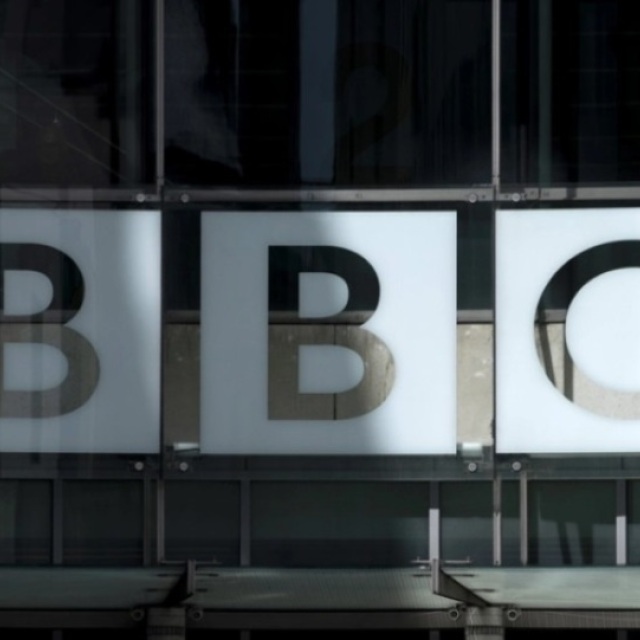 Bρετανία: Εργαζόμενη του BBC καταγγέλλει ότι τη βίασαν σε γυρίσματα εκπομπής