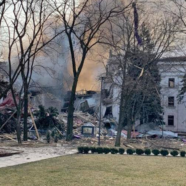 Μαριούπολη: Αποτροπιασμός από την επίθεση στο θέατρο όπου «είχαν καταφύγει πάνω από 1.000 άμαχοι»
