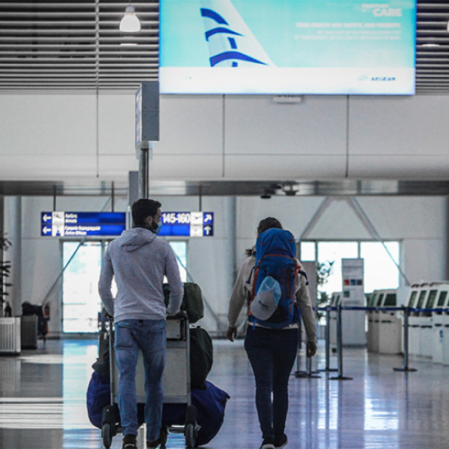 Τι αλλάζει στις πτήσεις εσωτερικού για τα πιστοποιητικά εμβολιασμού και νόσησης