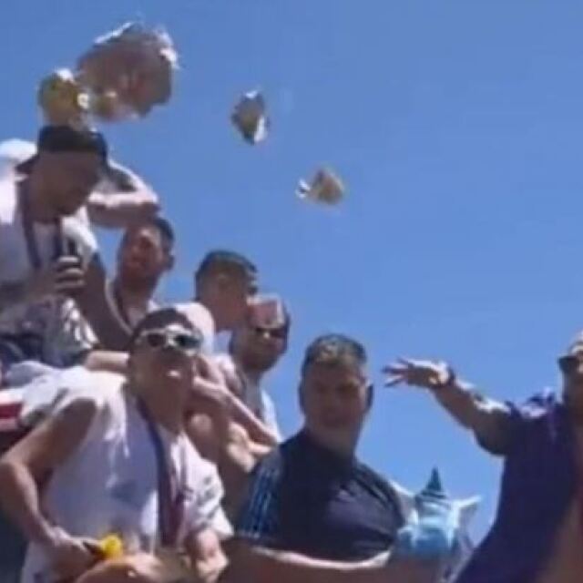 Ο Πάπου Γκόμεζ μοίρασε χρήματα στον κόσμο από το λεωφορείο της Αργεντινής - Δείτε βίντεο 