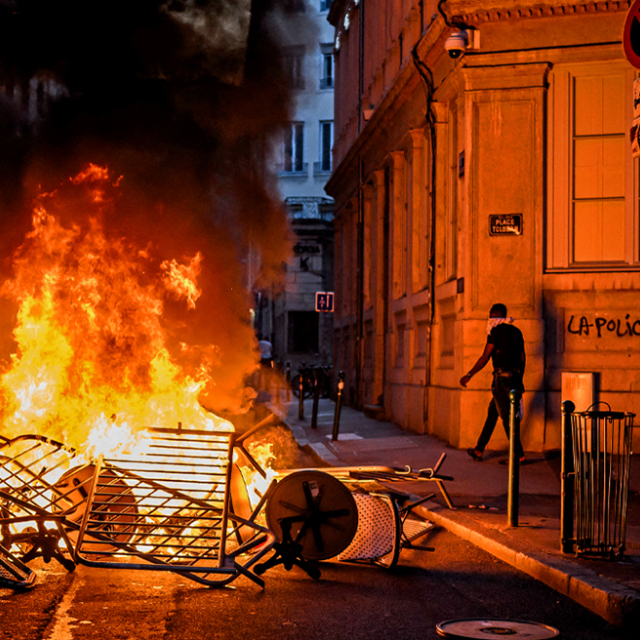 Γαλλία: Ένα βήμα πριν την κήρυξη κατάστασης έκτακτης ανάγκης - Τι προκάλεσε το τεράστιο κύμα βίας