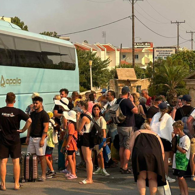 Πρωτοφανής επιχείρηση διάσωσης στη Ρόδο: Οργανωμένες εκκενώσεις 30.000 ανθρώπων με όλα τα μέσα