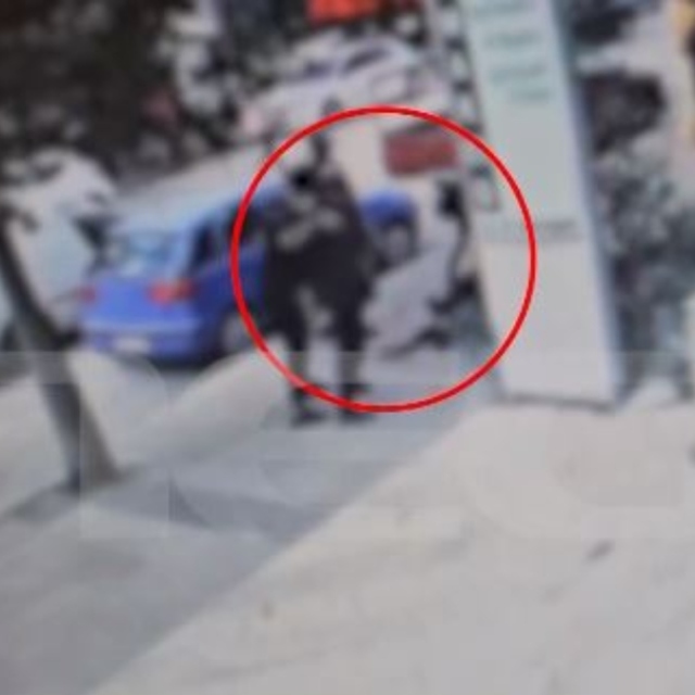 Λαμία: Η στιγμή που ο πατέρας και ο θείος του 17χρονου χτυπούν μαθητές ΕΠΑΛ που του επιτέθηκαν - Δείτε βίντεο