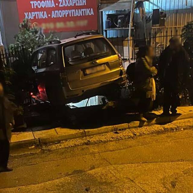 Tζιπ έπεσε σε είσοδο σπιτιού στη Νέα Πεντέλη, τέσσερις τραυματίες