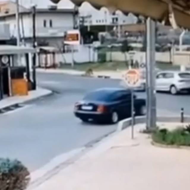 Άνω Λιόσια: Η στιγμή τροχαίου με παραβίαση STOP σε διασταύρωση - Δείτε βίντεο