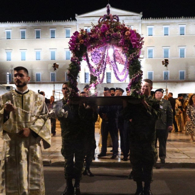 Τι ώρα βγαίνει ο Επιτάφιος σήμερα (18/4) - Πότε είναι η περιφορά τη Μεγάλη Παρασκευή