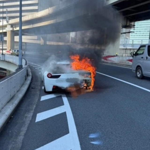 Δέκα χρόνια οικονομίες για τη Ferrari των ονείρων του: Την είδε να γίνεται στάχτη στην πρώτη της διαδρομή (vid)