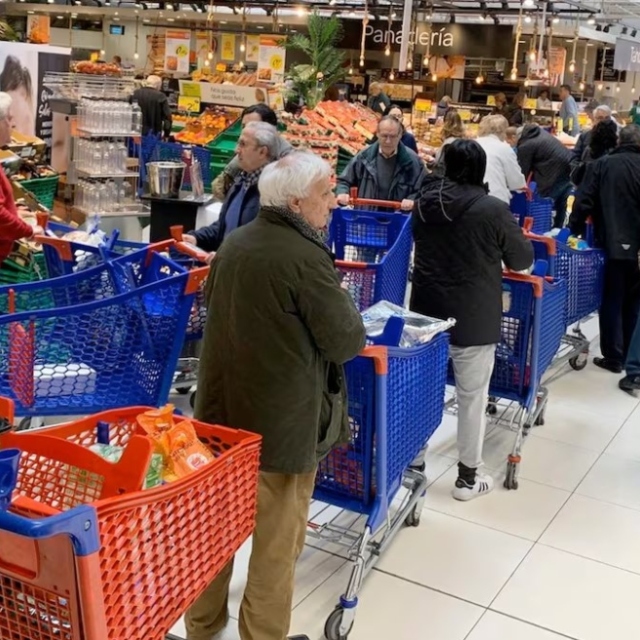 Σκηνές που «θυμίζουν πανδημία» στην Ισπανία - Ουρές έξω από τα σούπερ μάρκετ της Μαδρίτης, δείτε βίντεο