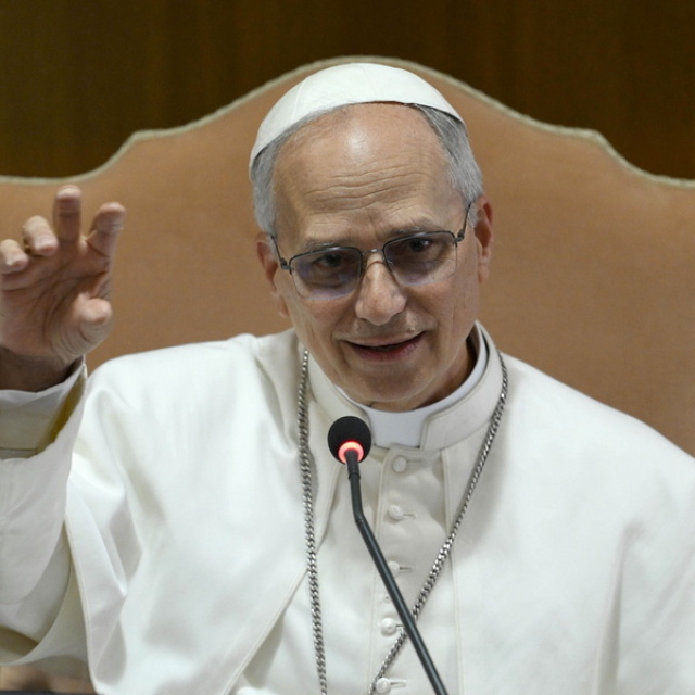 Ακολουθούμε τα χνάρια του Φραγκίσκου, λέει στους καρδινάλιους ο Πάπας Λέων ΙΔ΄
