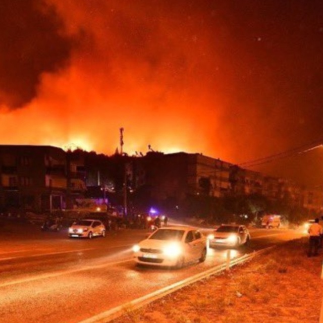 Νέα μεγάλη πυρκαγιά στην Τουρκία: Έκλεισε ο αυτοκινητόδρομος που συνδέει Σμύρνη με Τσεσμέ, δείτε βίντεο