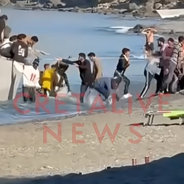 «Απόβαση» παράνομων μεταναστών σε παραλία με λουόμενους - Πάνω από 840 άνθρωποι έφτασαν χθες σε Κρήτη και Γαύδο