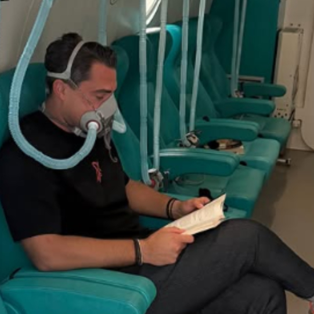 Σάκης Κατσούλης μετά τη διάγνωσή του με αιφνίδια βαρηκοΐα: Φωτογραφήθηκε  μέσα σε θάλαμο υπερβαρικού οξυγόνου