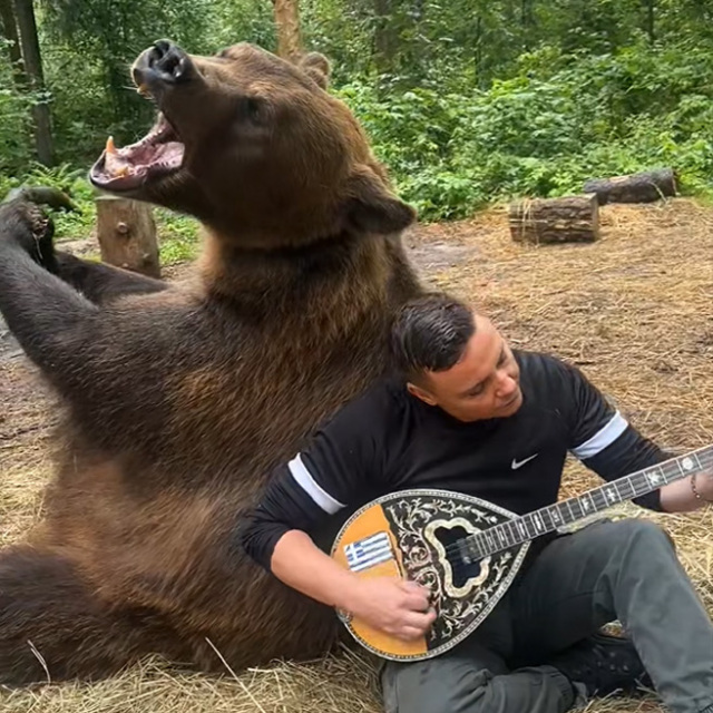 Απίστευτο βίντεο: Λαρισαίος παίζει μπουζούκι δίπλα σε... αρκούδα στη Ρωσία