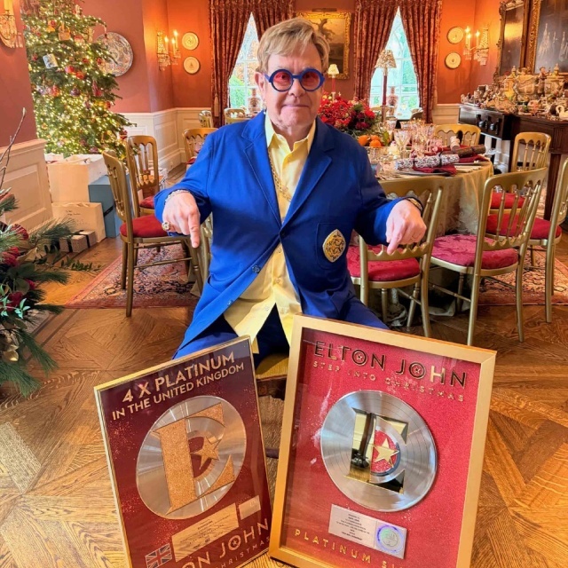 Ο Έλτον Τζον γιόρτασε τα Χριστούγεννα με πλατινένια διάκριση για το «Step Into Christmas»