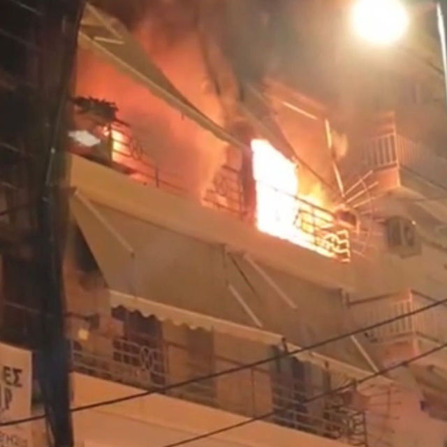 Μια ηλικιωμένη διασωληνωμένη από τη φωτιά σε διαμέρισμα στην Κάτω Τούμπα