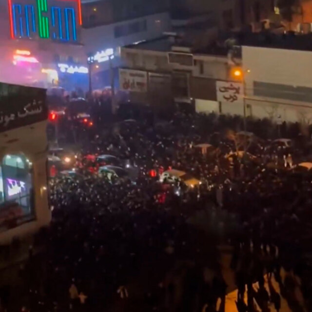 Εκρηκτική η κατάσταση στο Ιράν με μαζικές διαδηλώσεις και επεισόδια, για «πράκτορες των ΗΠΑ και του Ισραήλ» μιλούν τα κρατικά ΜΜΕ