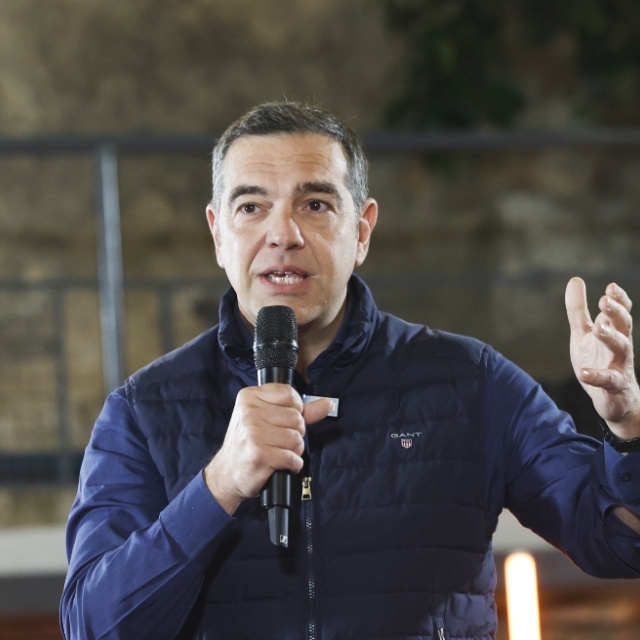 Ο Τσίπρας δημοσίευσε γκάλοπ για το όνομα του νέου κόμματος: Του πρότειναν Πυξίδα, Ιθάκη, αλλά και Λάουρα