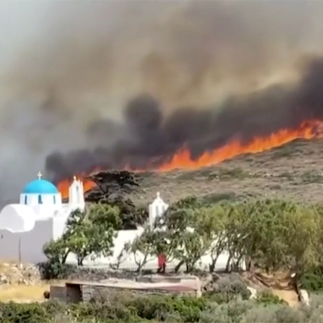 Οκτώ συλλήψεις για τις φωτιές σε όλη την Ελλάδα, ανάμεσά τους ο δήμαρχος κι  ο αντιδήμαρχος Πάρου, εργολάβος και δημοτικός υπάλληλος για τον ΧΥΤΑ