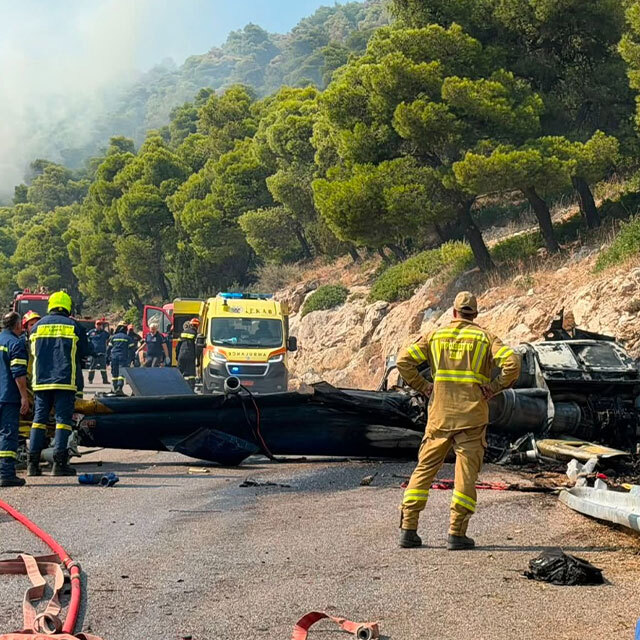 Συγκρούστηκαν δύο πυροσβεστικά ελικόπτερα που επιχειρούσαν στη φωτιά της Ψάθας: Δύο διασωθέντες, πληροφορίες για δύο νεκρούς, έναν Έλληνα και έναν Ρουμάνο