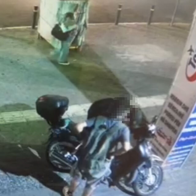 Δείτε βίντεο: Αστυνομικοί πιάνουν επ' αυτοφώρω δύο άτομα να κλέβουν μηχανάκι στην πλατεία Καραϊσκάκη