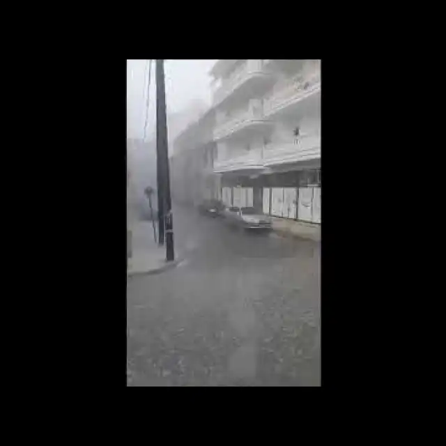 kozan.gr: Έντονη χαλαζόπτωση, το μεσημέρι της Κυριακής 18/7, στην πόλη της Φλώρινας