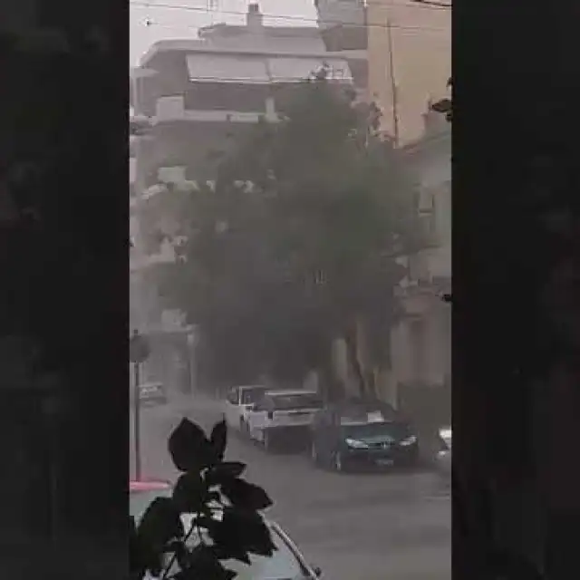 Ισχυρή καταιγίδα με μερική χαλαζόπτωση έπληξε την πόλη της Λάρισας πριν λίγη ώρα