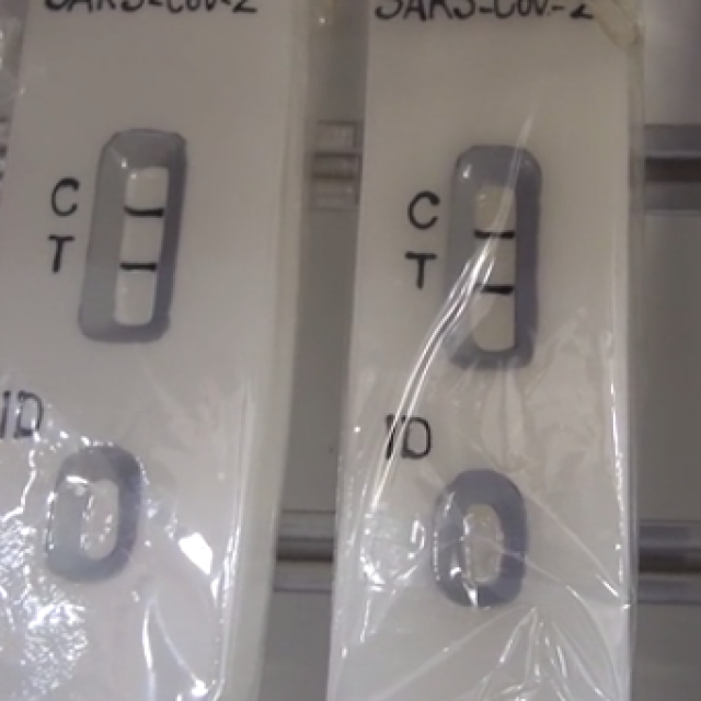 Οι λαμπάδες rapid test και αντισηπτικά στη Μύκονο, που έγιναν viral