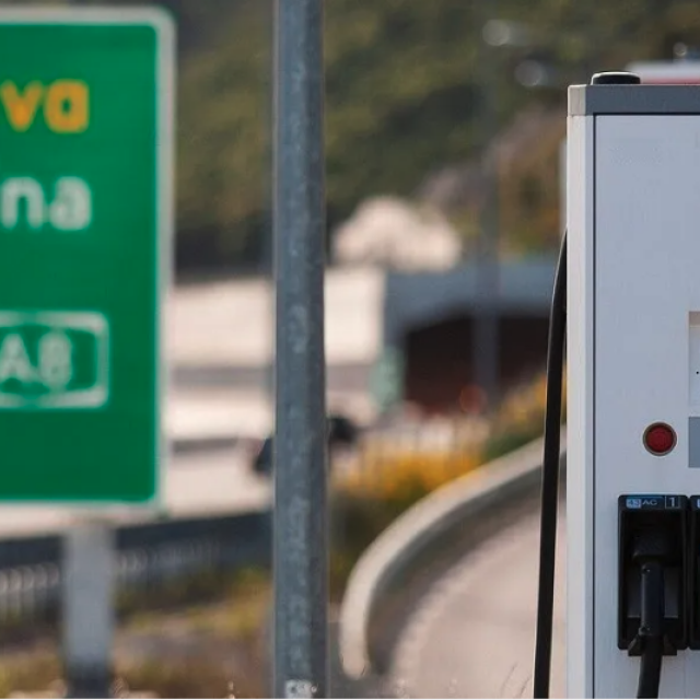 Απόφαση: Σούπερ ταχυφορτιστές κάθε 60 χιλιόμετρα...