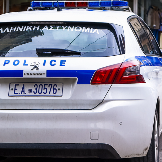 Πάτρα: Έκλεψε φορτηγό από επιχείρηση και γκρέμισε τη συρόμενη πόρτα