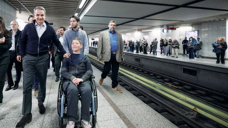 Ο Μητσοτάκης είδε από κοντά τις βελτιωμένες παροχές που εξασφαλίζει η νέα πλαστική Κάρτα Αναπηρίας στο μετρό της Αθήνας, δείτε βίντεο