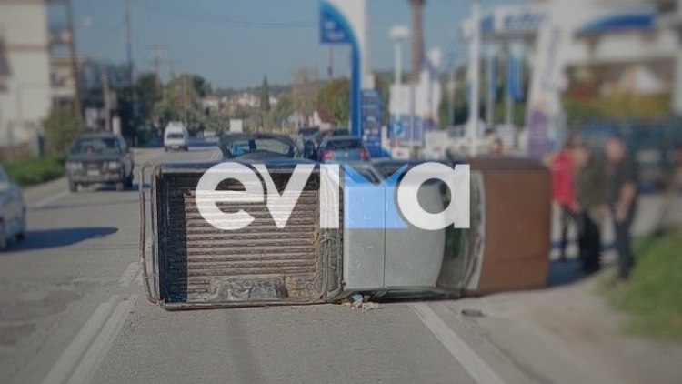 Εύβοια: Αγροτικό ντεράπαρε στη μέση του δρόμου μετά από τροχαίο, δείτε φωτογραφίες