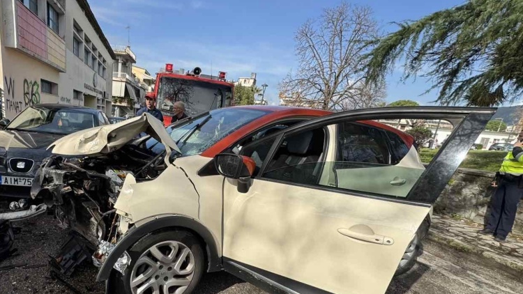Αυτοκίνητο έπεσε πάνω σε δέντρο έξω από δημοτικό σχολείο στο Αγρίνο, δείτε φωτογραφίες