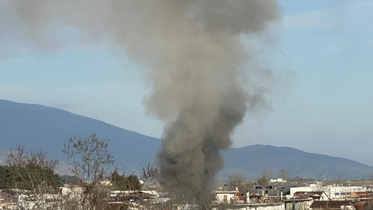 Φωτιά σε διαμέρισμα πολυκατοικίας στη Λάρισα, δείτε βίντεο και φωτογραφίες