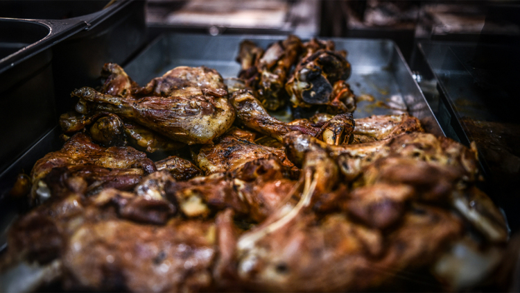 Τσικνοπέμπτη 2026: Έως 13% αυξήσεις στα κρέατα - Ακριβότερα μοσχάρι και αρνί