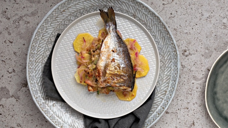 Τσιπούρες γεμιστές με πρασοσέλινο