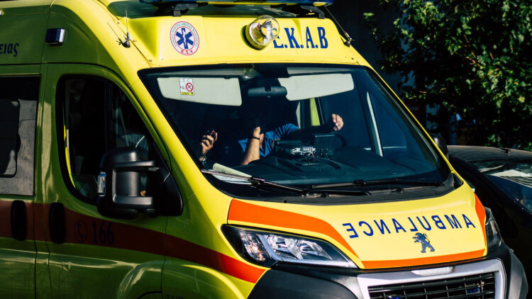 Γυψοσανίδα έπεσε από σπίτι 2ου ορόφου σε 70χρονη στην Ερμού, μεταφέρθηκε στο νοσοκομείο