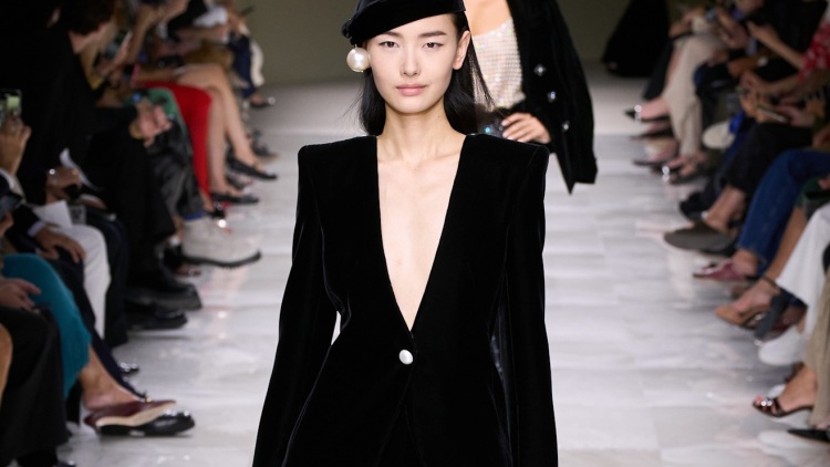 Πέντε τρόποι να φορέσετε βελούδο αυτή τη σεζόν