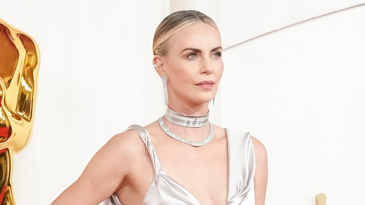 Σαρλίζ Θερόν: Τα παιδιά μου χαίρονται που βγαίνω ραντεβού, φοβόμουν ότι θα ένιωθαν απειλή
