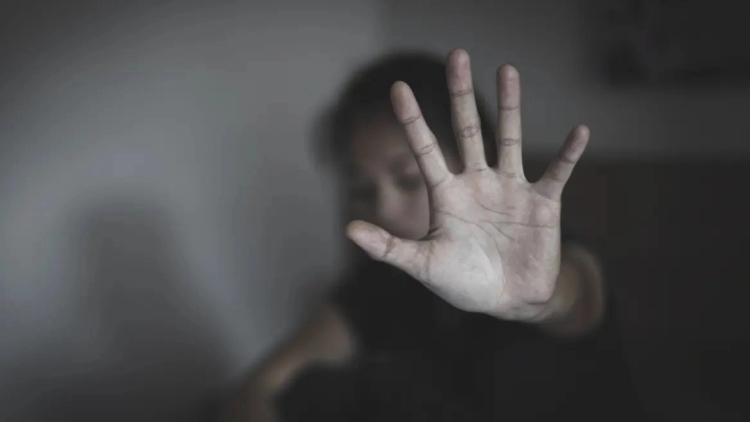 Συνελήφθη 59χρονος στο Κερατσίνι για ενδοοικογενειακή βία - Γρονθοκόπησε και απείλησε τη σύντροφό του μπροστά στο παιδί της